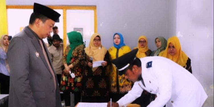 Bupati Selayar Kukuhkan 13 Kades dan 61 Anggota BPD di Pulau Jampea