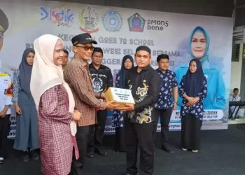 Pj Gubernur Sulsel Bagi-Bagi Hadiah di SMAN 5 Bone