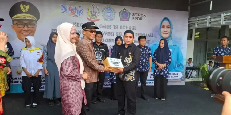 Pj Gubernur Sulsel Bagi-Bagi Hadiah di SMAN 5 Bone