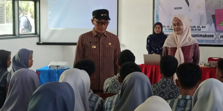 Pj Gubernur Sulawesi Selatan Lakukan Kunjungan Kerja ke SMAN 5 Bone